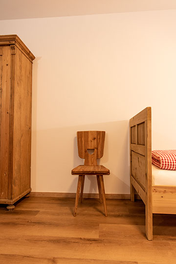 Mobili in legno antico nella camera del Moar Mühle a Fiè di sopra